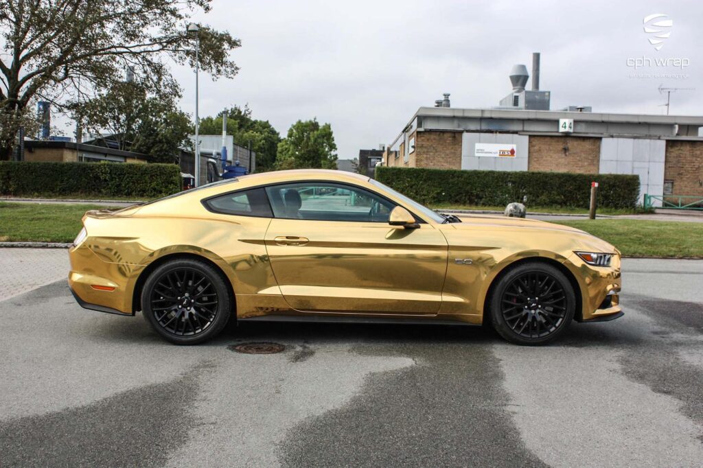 folieindpakning af ford mustang fra hvid til guld